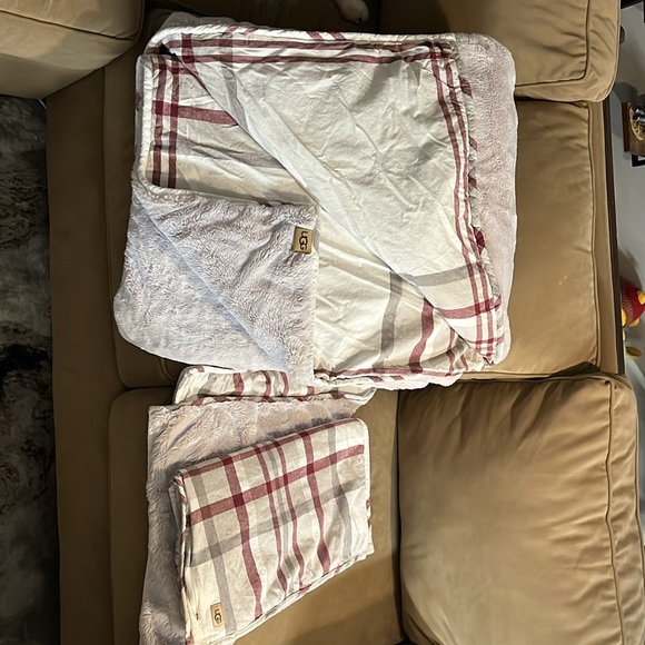 Queen UGG Comforter - Picture 3 of 5